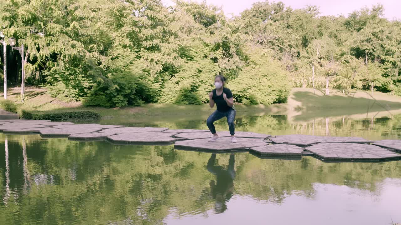 covid-19 상황에서 새로운 정상으로 공원 야외에서 아시아 여자 운동