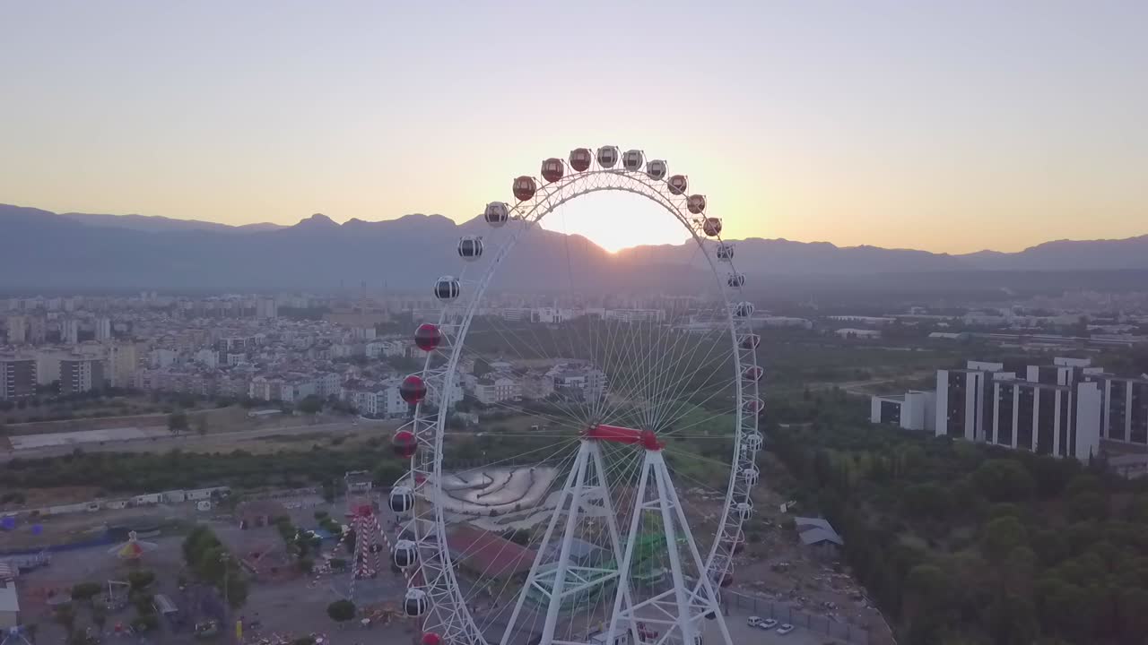 rueda de transbordadores verano puesta de sol árboles verdes