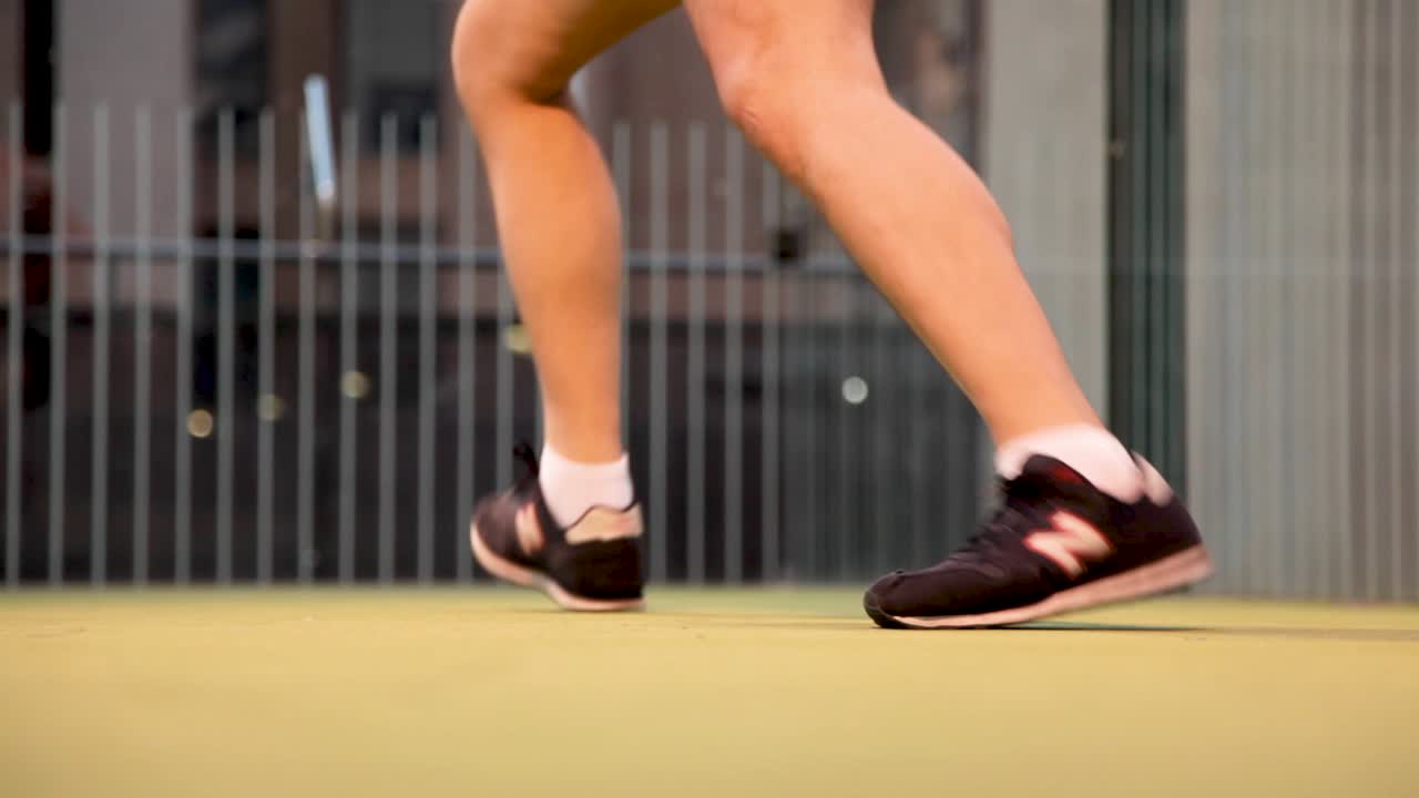 padel을 연주하는 사람의 발에 가까이