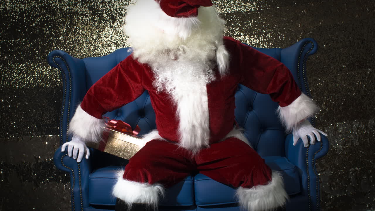 산타클로스는 선물을 전달하기 위해 늦게 깨어납니다.