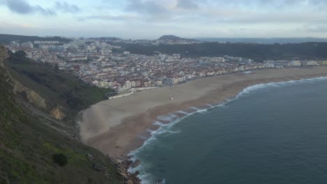Flächendrohnenaufnahmen-Der-Stadt-Nazare-An-Der-Küste-Portugals,-Gefilmt-Während-Der-Goldenen-Stunde-Des-Sonnenuntergangs-4k