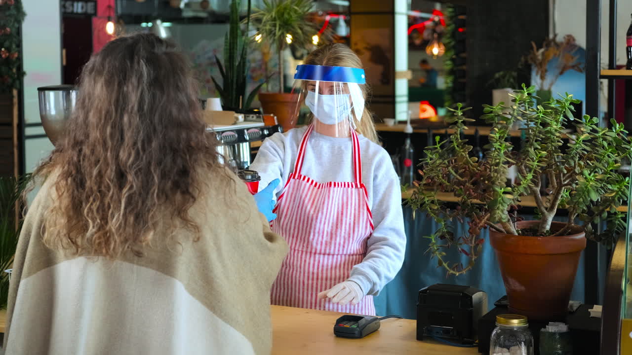 전염병 기간 동안 카페에서 커피를 주문하는 여성