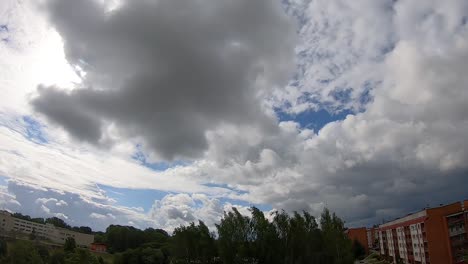lapso de tiempo, las nubes en la ciudad se mueven rápido