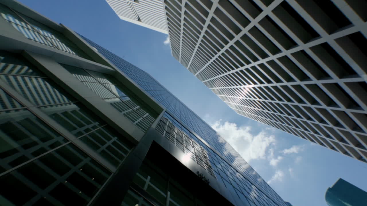 Perspectiva em primeira pessoa de horizonte urbano de moderno distrito financeiro e de negócios