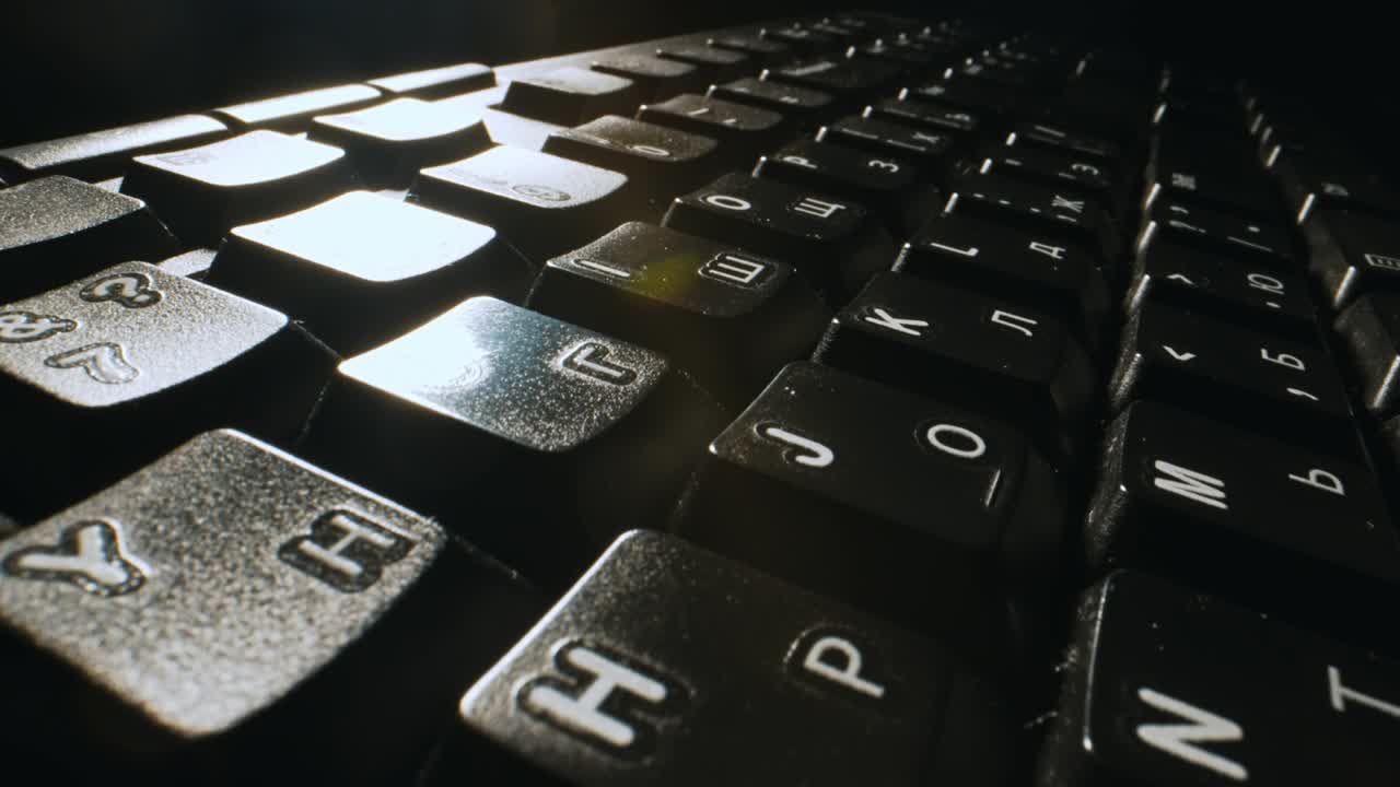 la cámara sobrevuela un teclado ruso-inglés negro.