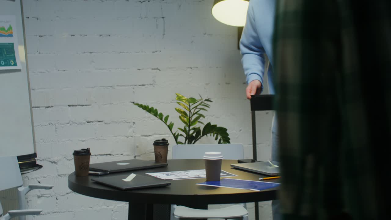 현대적 인 사무실 에서 팀 회의