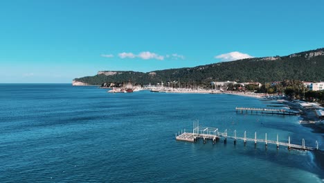 Drohnenansicht-Der-Stadt-Kemer-In-Antalya,-Ferienort-An-Der-Türkischen-Mittelmeerküste