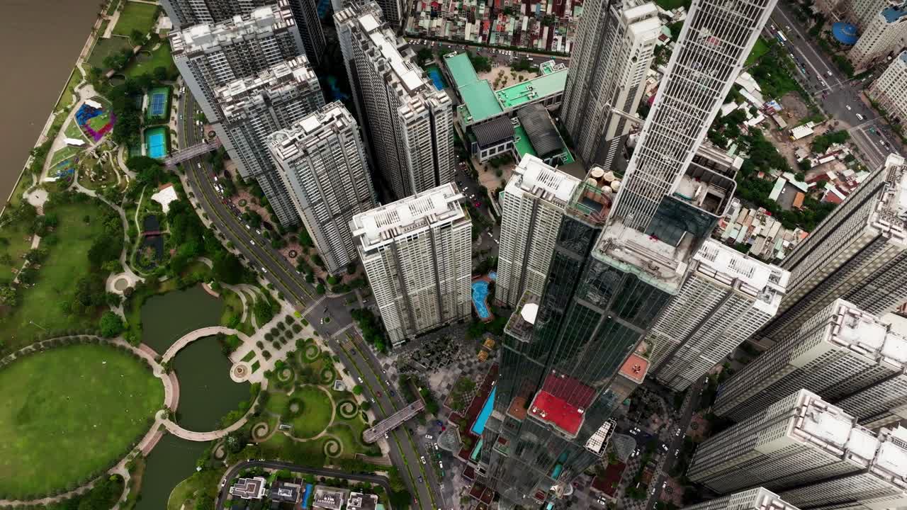 랜드마크 81의 꼭대기 - 사이공 시의 스카이라인과 강의 항공 사진