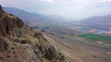 Imágenes-De-Drones-De-Los-Vudúes-De-La-Carretera-De-Columbia-Británica-Cerca-De-Kamloops-Y-Cache-Creek