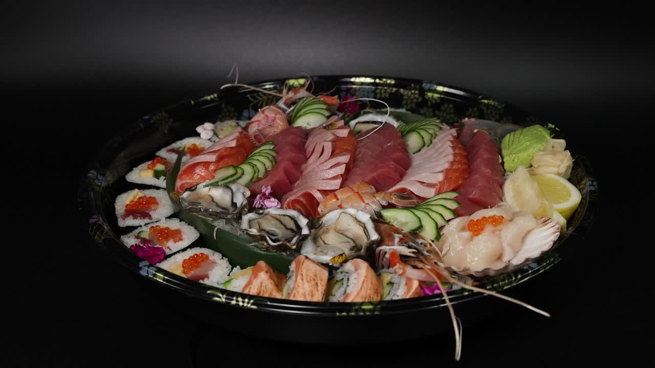 el surtido de sushi se está consumiendo gradualmente.