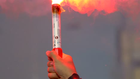 primer plano de una llamarada de señal de combustión sostenida por un hombre en 4k cámara lenta 60 fps