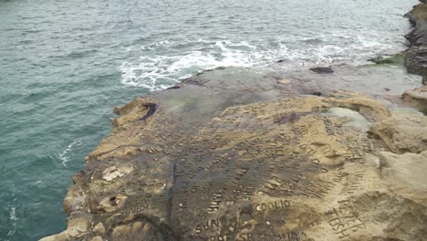 Namen-Und-Buchstaben,-Die-In-Den-Steinstrand-Des-St-Peter-Pools-Gehauen-Wurden