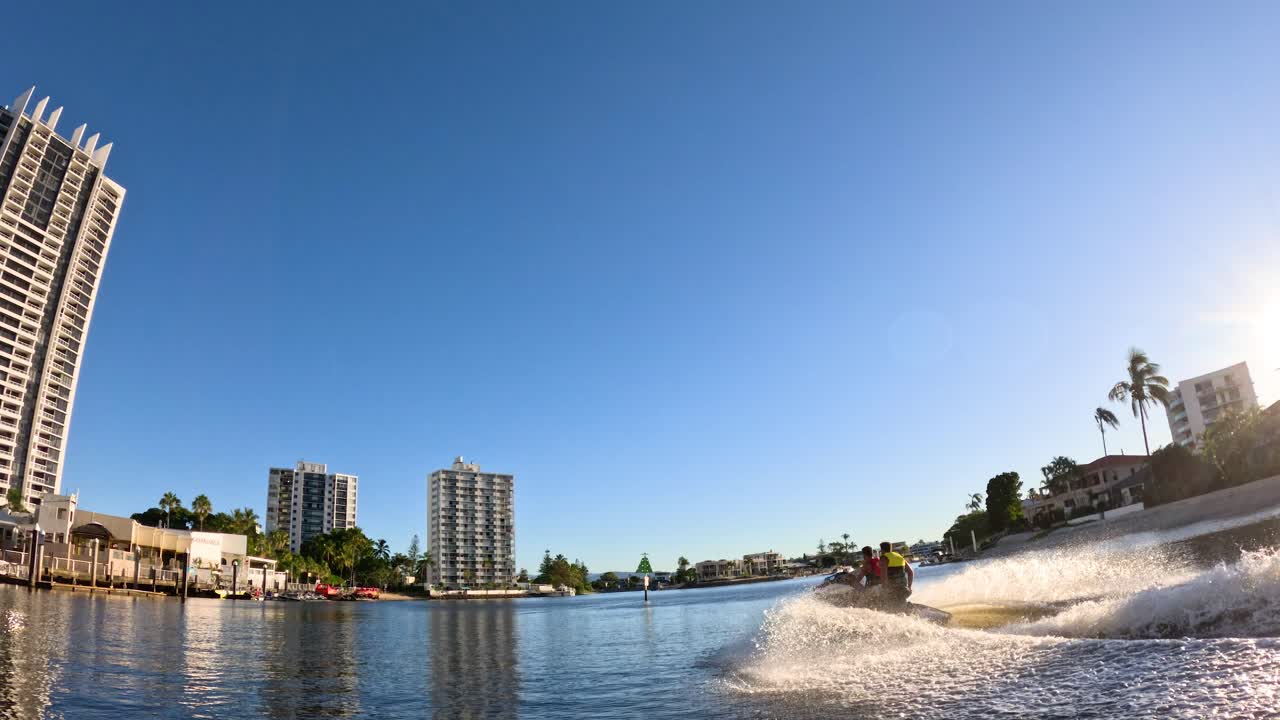un barco se apresura a través de las aguas de la costa dorada