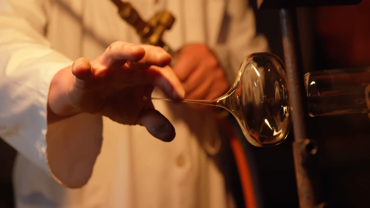 유리 공장에서 유리를 만드는 남성 노동자의 중간 섹션 4k