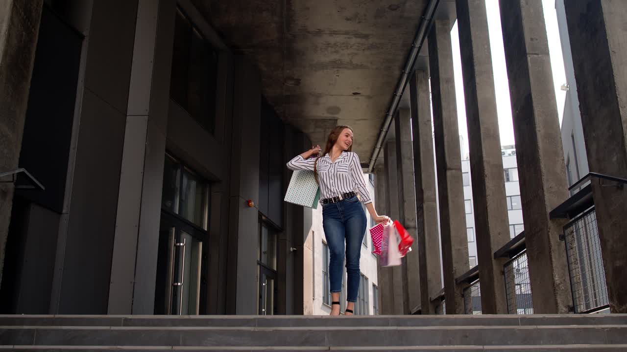 쇼핑 가방을 가진 스타일리시한 소녀, 가게에서 할인, 춤, 축하, 블랙 프라이데이