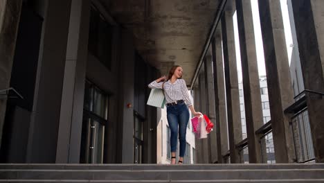 chica elegante con bolsas de compras, regocijándose con los descuentos en la tienda, bailando, celebrando. viernes negro