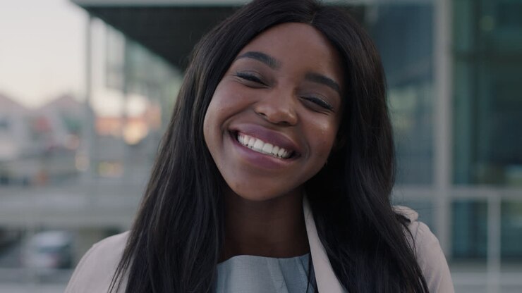 beau portrait de femme afro-américaine en gros plan d'une femme d'affaires prospère souriante