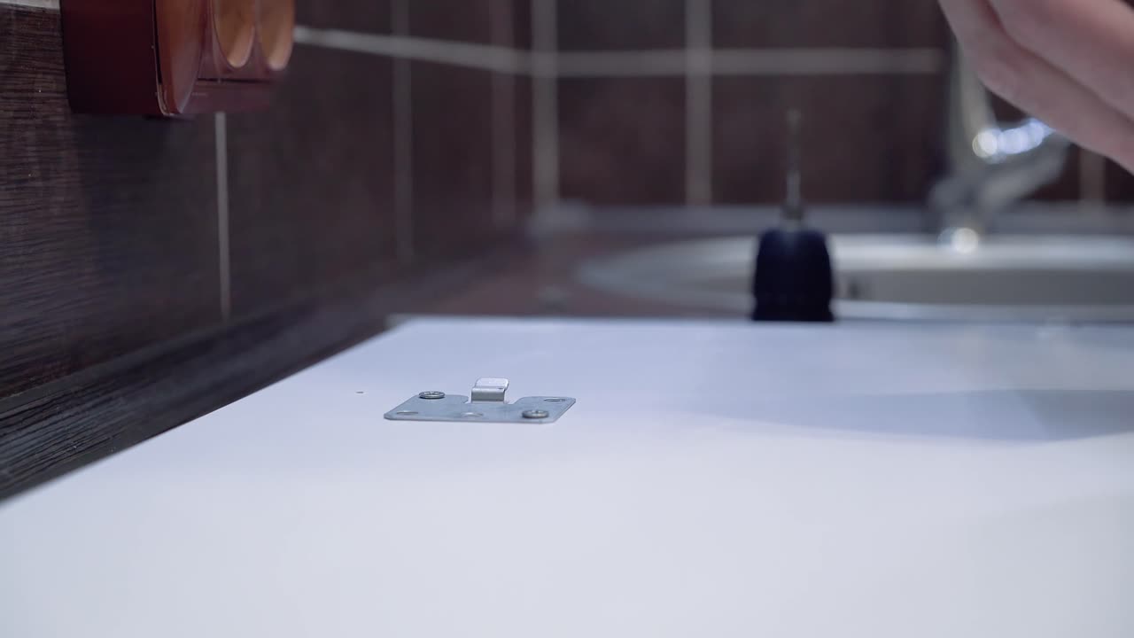 el maestro que fabrica 1 mueble pone el lavavajillas usando un destornillador de cerca