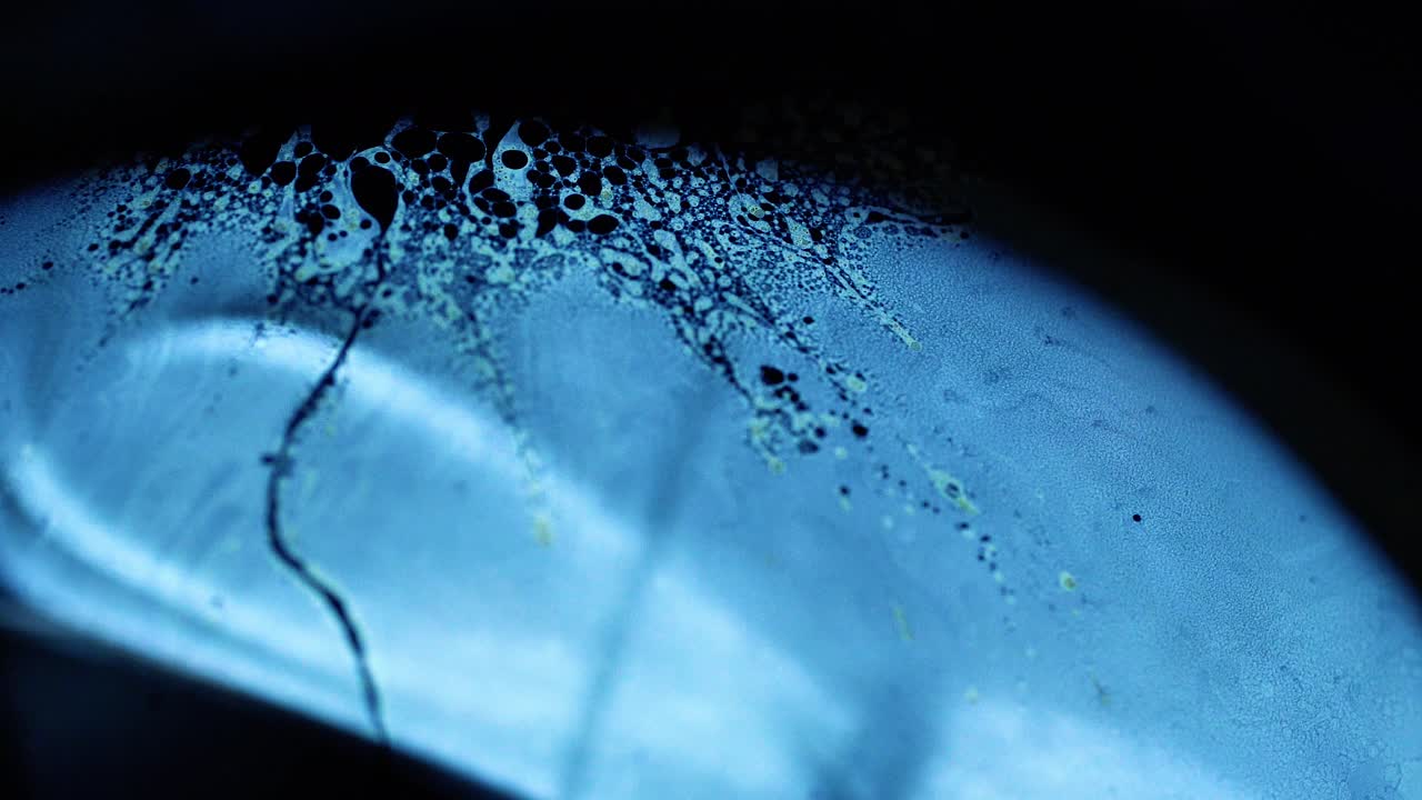 현미경 관점을 통해 매크로 세계의 색상을 보여주는 비누 풍선의 4k 안정적인 샷