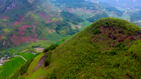 toma aérea rodeando la cima de una montaña