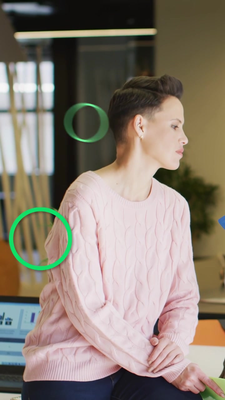 Dikey video: Kamera kaydırma sonrası dönüp bakan kadın, elinde yeşil bir dosya tutuyor ve etrafında ofis temalı grafikler dönüyor.