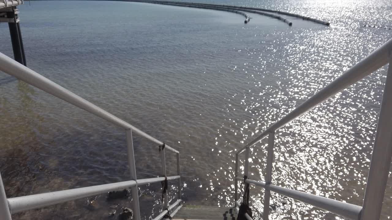 Eine Treppe hinunter zum Wasser an einem Badebereich in Wallaroo, Südaustralien