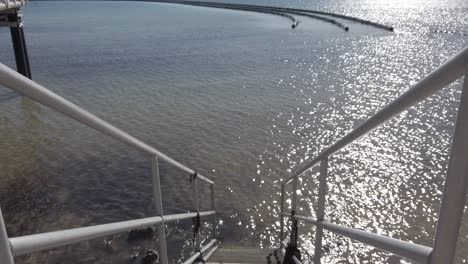 Bajando-Las-Escaleras-Hacia-El-Agua-En-Una-Zona-De-Baño-En-Wallaroo-South-Austrlai