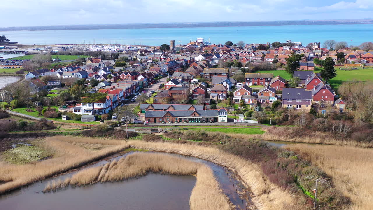 와이트 섬에서 멀리 날아가는 항공기 니 데이 영국 4k