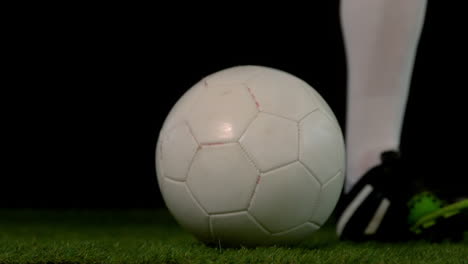 jugador de fútbol pateando la pelota