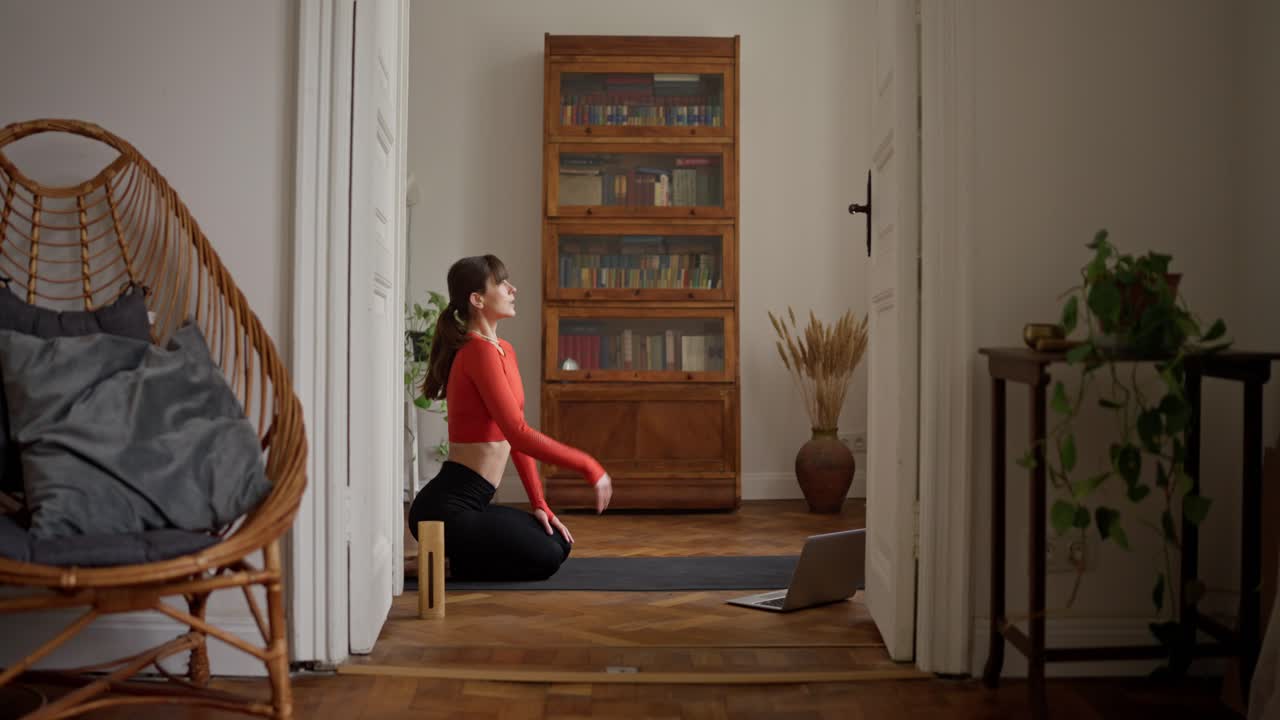집에서 요가를 하는 여자