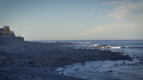 las olas rompen en la costa rocosa de tenerife