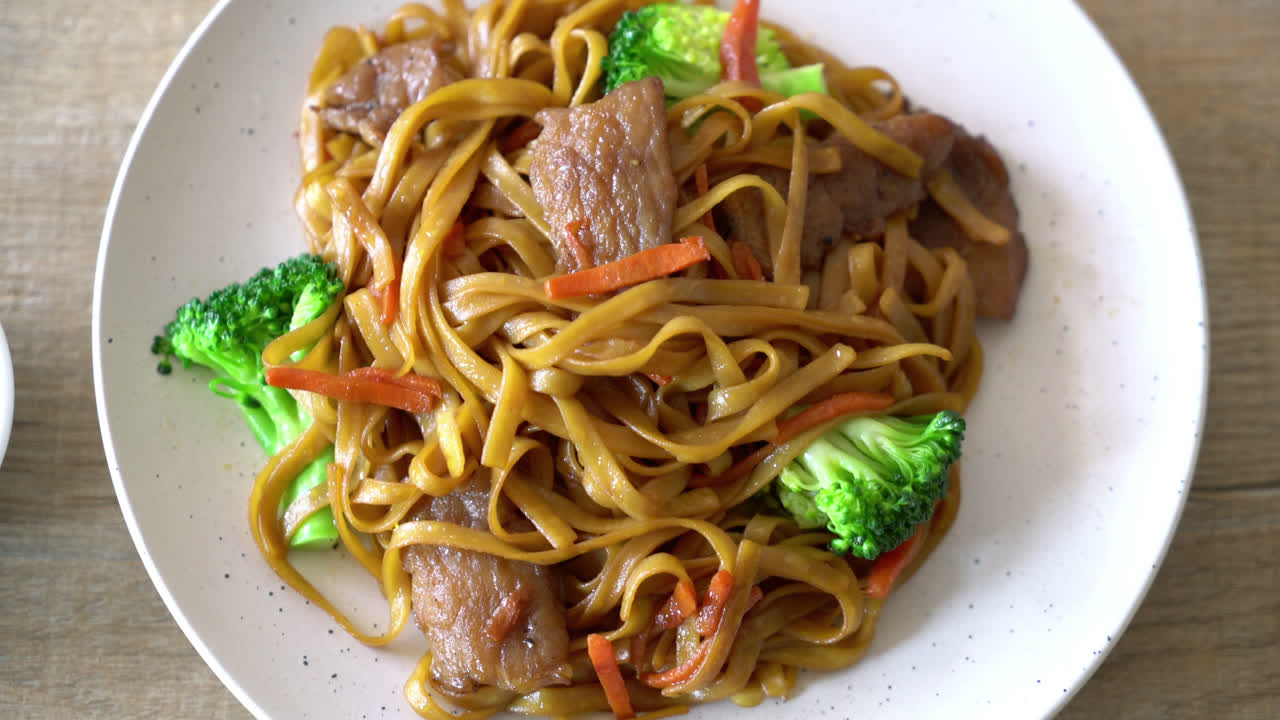 돼지고기 볶음 국수 - 아시아 스타일