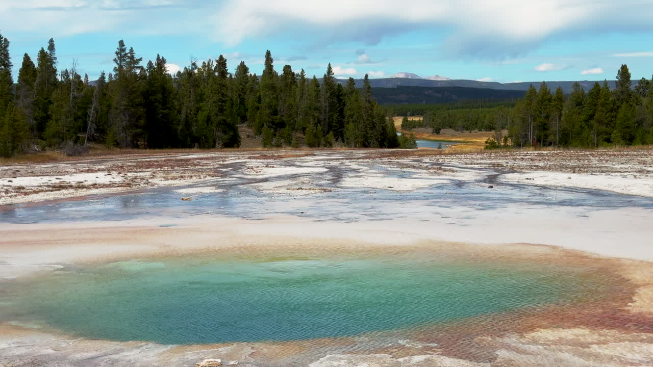 midway geyser cuenca gran primavera prismática yellowstone parque nacional viejo fiel gran bucle escénico wyoming idaho niebla vapor térmico colorido amarillo aqua azul viento mañana cinematográfico todavía