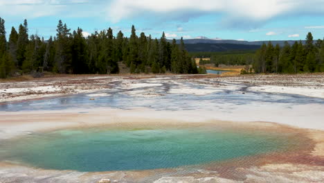 Midway-Geyser-Basin-Grand-Prismatic-Spring-Yellowstone-Nationalpark-Old-Faithful-Grand-Loop-Malerisches-Wyoming-Idaho-Nebel-Dampf-Thermalbad-Buntes-Gelbes-Aqua-Blauer-Wind-Morgen-Filmisches-Standbild