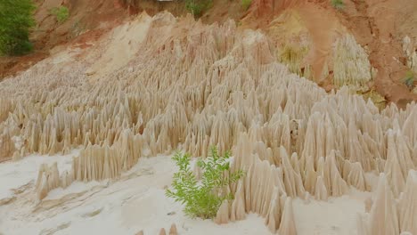 Rotación-Alrededor-Del-Hermoso-Tsingy-Rouge-Natural-En-Madagascar