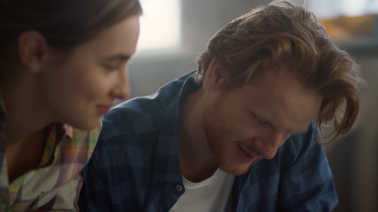 una pareja feliz disfrutando del diseño de una nueva casa en el interior.