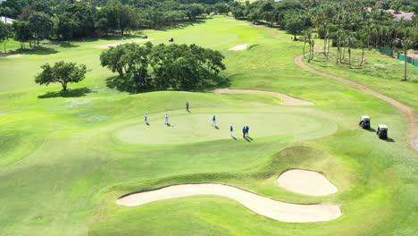 Vista-Superior-Del-Campo-De-Golf,-Varias-Personas-En-La-Distancia,-Campo-De-Golf-De-La-Casa-De-Campo-La-Romana,-República-Dominicana