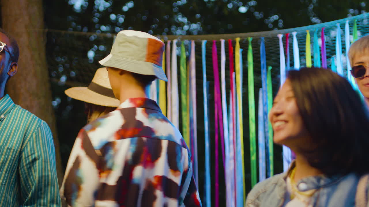 야외에서 밤에 춤을 추는 친구들