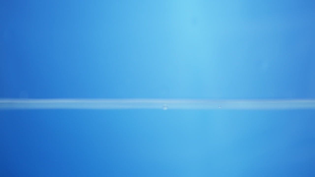 신선한 물, 깨한 물방울이 느린 동작으로 캐스케이딩합니다.