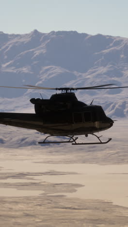 helicóptero volando sobre un paisaje desértico