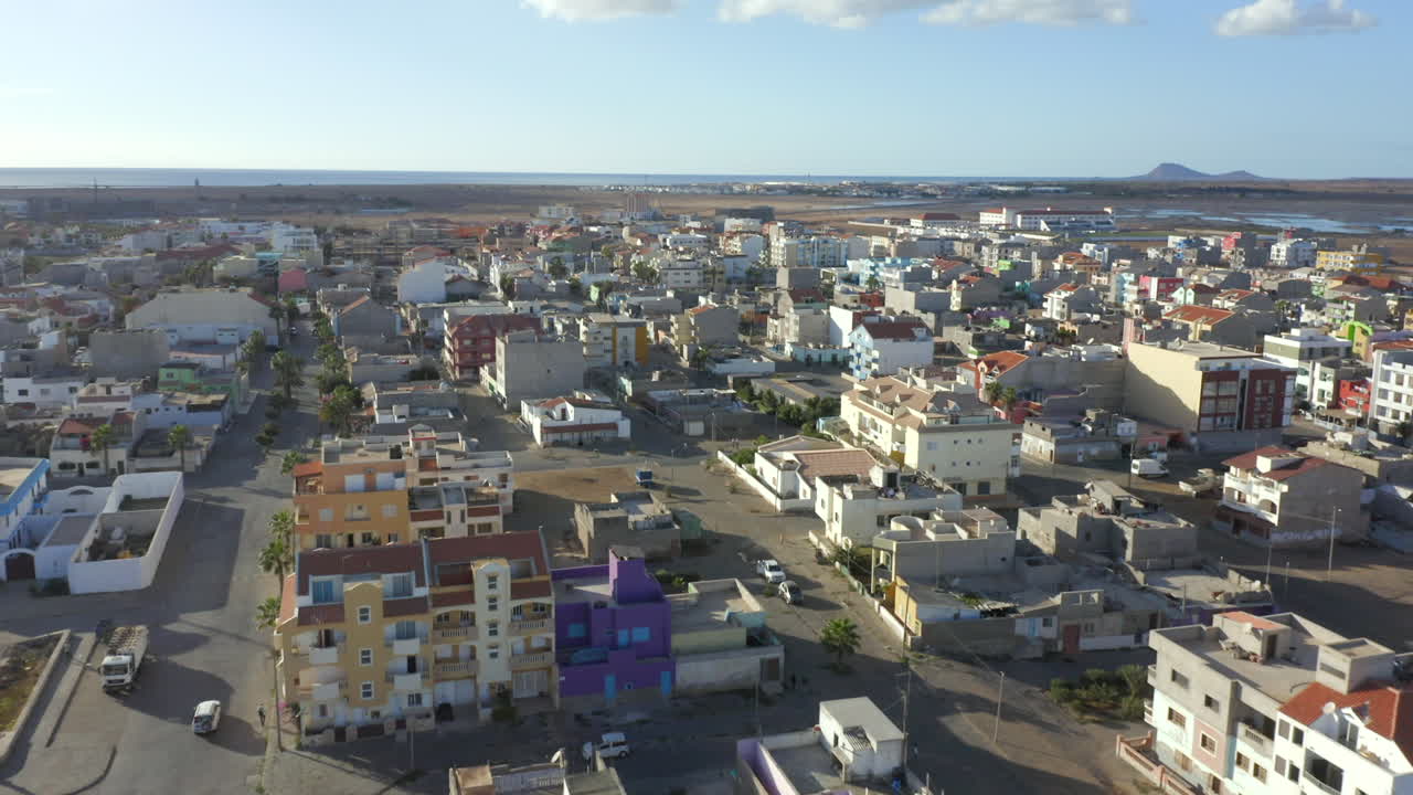 서아프리카 케이프베르데 주 살 섬의 산타마리아 교외 도시에 있는 주택.