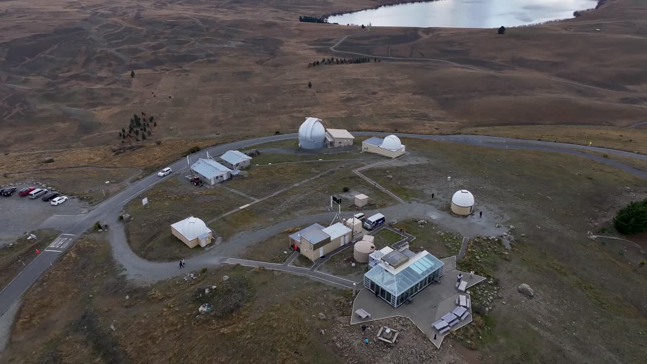 천문대 건물 과 눈  ⁇ 인 산맥