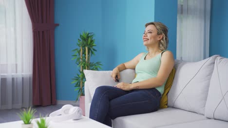 la mujer que mira la televisión se alegra.