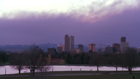 El-Horizonte-De-Denver-Colorado-Horizonte-Al-Atardecer-En-Luz-Púrpura