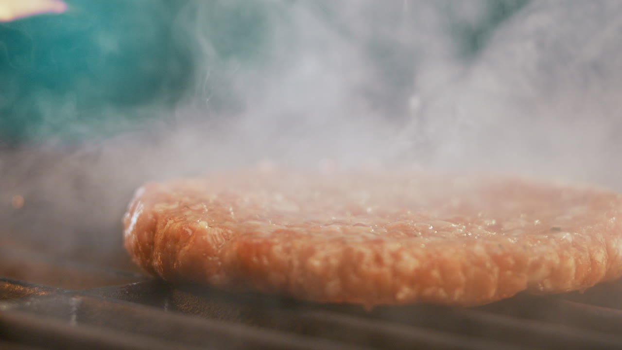 그릴 에 햄버거 패티 를 요리 하는 것