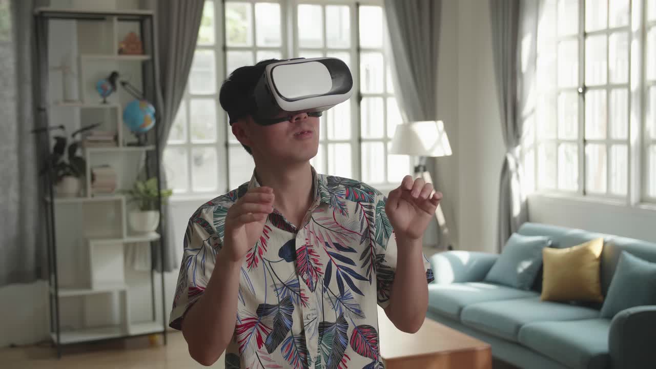 человек, испытывающий виртуальную реальность дома