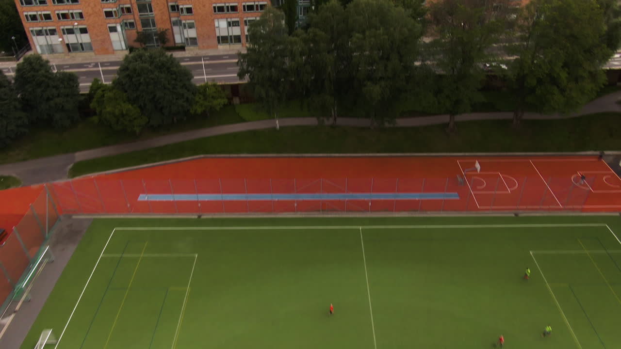 Färgglada bostadshus och fotbollsstadion i centrala Stockholm, flygvy med drönare.