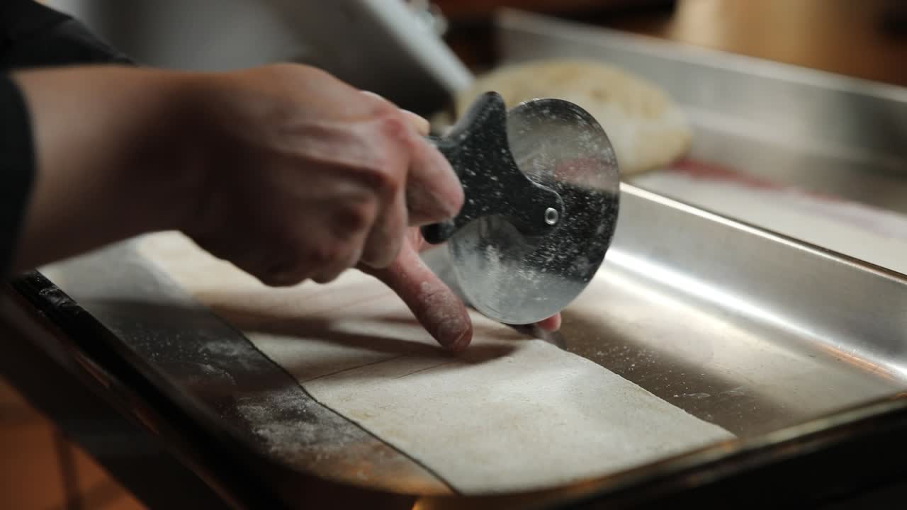 셰프가 반죽을 준비하고 있습니다.