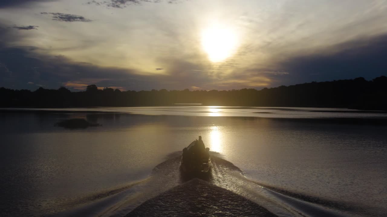 아마 조나스 강에서 일몰 보트