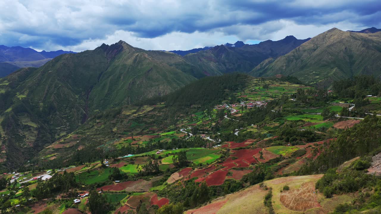 Ande peruviane, catena montuosa della valle di Limatambo Heertahuayco, altopiani, coltivazioni di avocado, monte Humantay Salkantay, Perù, drone aereo, regione di Cusco, clima caldo, Soray, stagione delle piogge, nuvole, panoramica in avanti verso l'alto